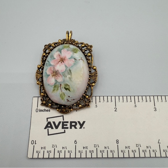 Handpainted Floral Victorian Style Gold tone Vintage Ceramic Pendant / Brooch - Picture 11 of 14